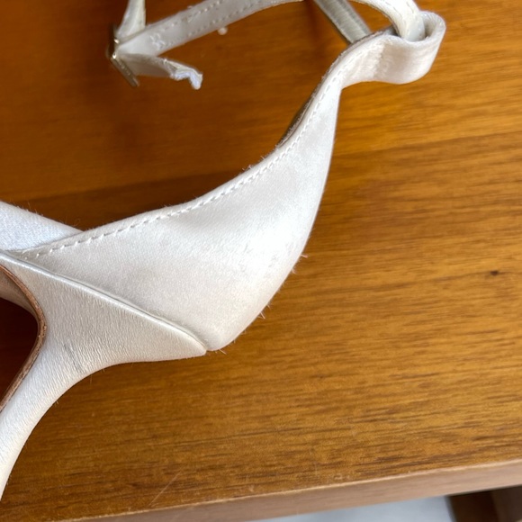 Badgley Mischka white satin embellished heels size 8 - Picture 7 of 9